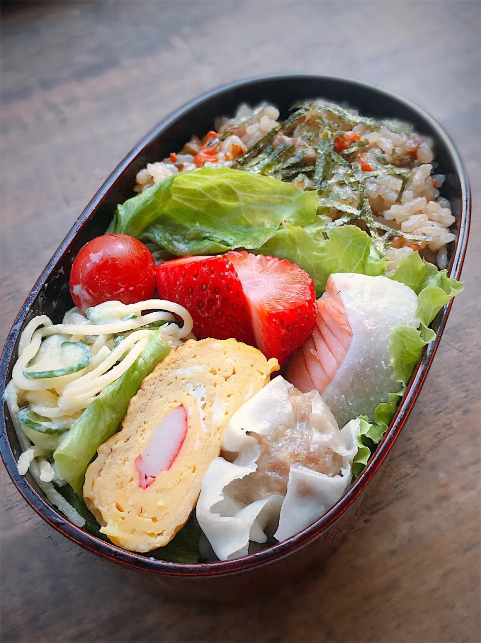 今日のお弁当
・鳥ごぼう御飯
・カニカマ入り出汁巻
・パスタサラダ
・蒸し焼売
・茹で塩シャケ|akiさん