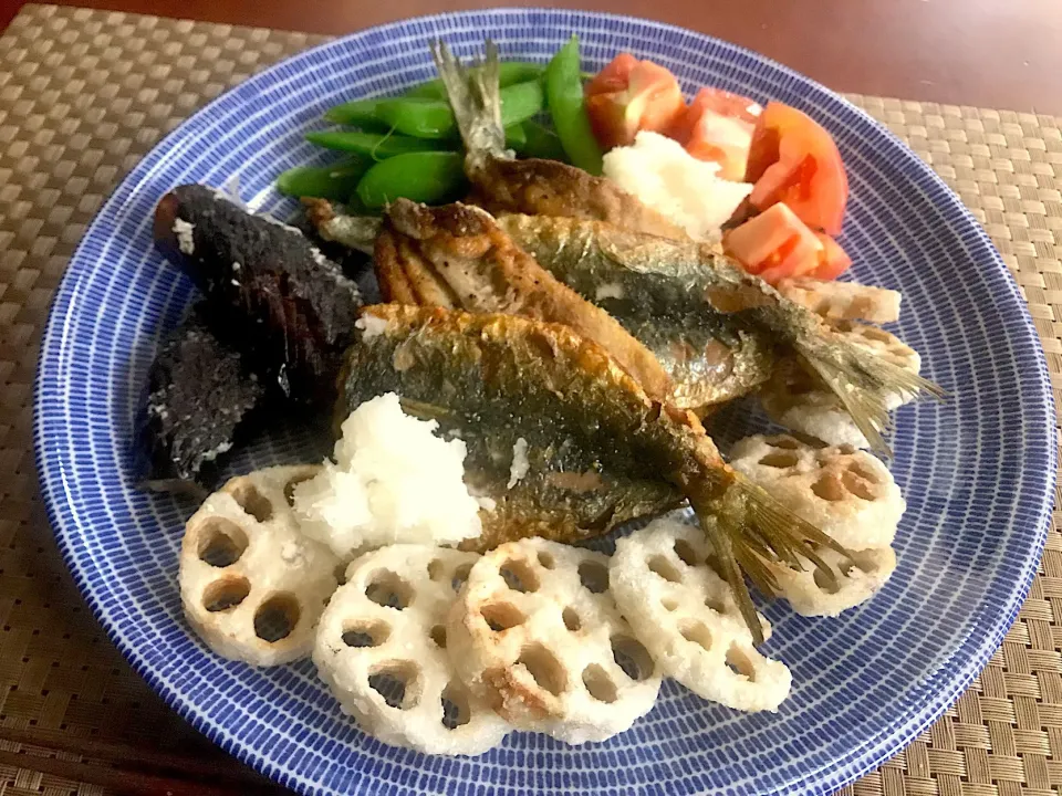 Snapdishの料理写真:Fried Sardine&lotus root w/grated radish🐟鰯と蓮根の竜田揚げ 大根おろし|🌈Ami🍻さん