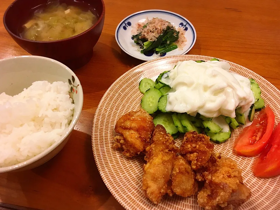 Snapdishの料理写真:18/05/14 夕飯♪ 鶏竜田揚げ ほうれん草おひたし 玉ねぎヨーグルト＆きゅうり 味噌汁|ikukoさん