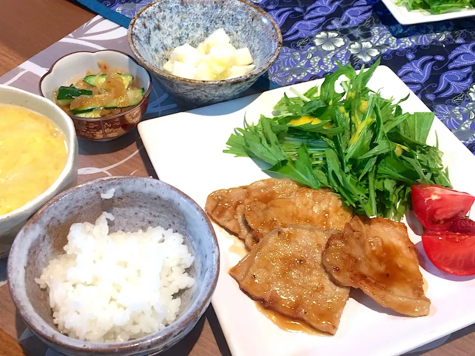 晩御飯
豚の生姜焼き、水菜のハニーマスタード、フルーツトマト、山芋わさび酢、クラゲきゅうり、白米、玉ねぎの卵スープ|かよちゃんさん