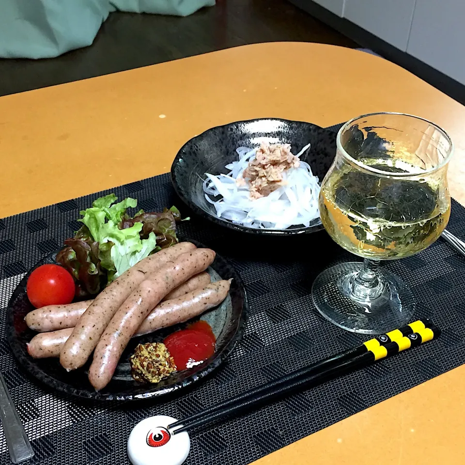 Snapdishの料理写真:ボイルウインナーと新玉ねぎとツナのサラダ!  (^-^)|Kei Satoさん