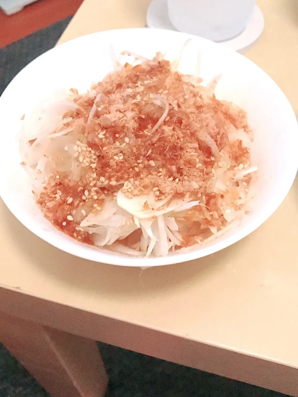 Snapdishの料理写真:新玉のサラダっていうか、切って鰹節かけてポン酢で食べるやーつ|takaumezさん