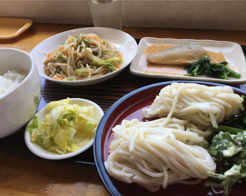 営業マンの昼ごはん☀️☀️☀️@三木食堂
うどん セリ天ぷら付  さば味噌煮  野菜炒め  漬物  ご飯  
これで な、なんと４４０円！Σヾ(･ω･´●)ﾉわぉ!!|ぽんたさん