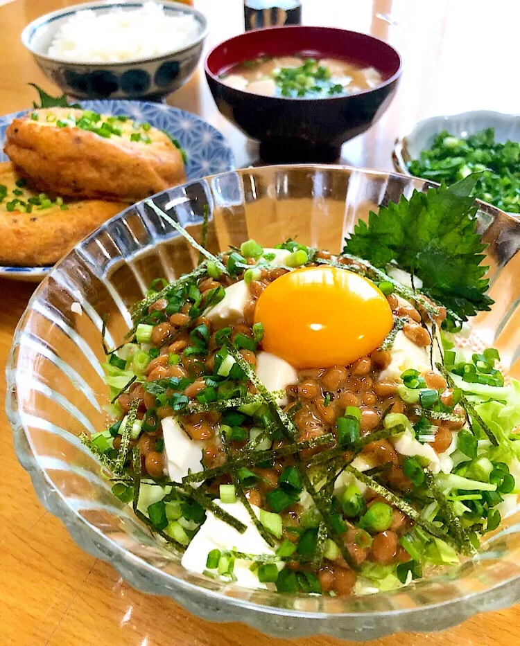 納豆豆腐キャベツと焼きがんも定食 油揚げと豆腐の味噌汁|ガク魁‼︎男飯さん