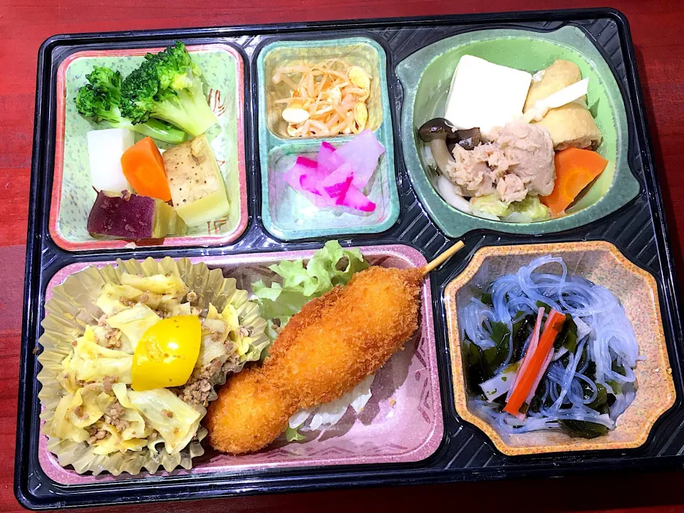 Snapdishの料理写真:キャベツと合いびき肉のカレー炒め 日替わり弁当 豊川市豊橋市一部エリア宅配|Naokazu Kuritaさん