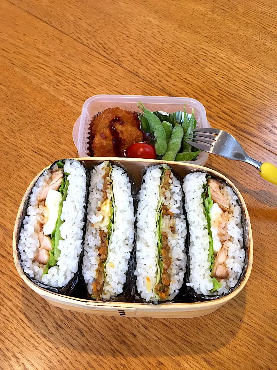 Snapdishの料理写真:高校生息子のお弁当  ドライカレーと鶏の照り焼きチキンおにぎらず|まつださんさん