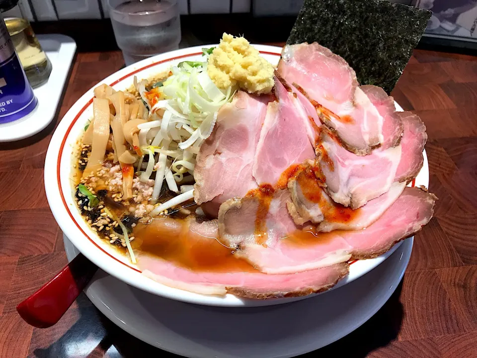 旨辛生姜醤油らーめんにレアチャーシュー生姜多め|マハロ菊池さん