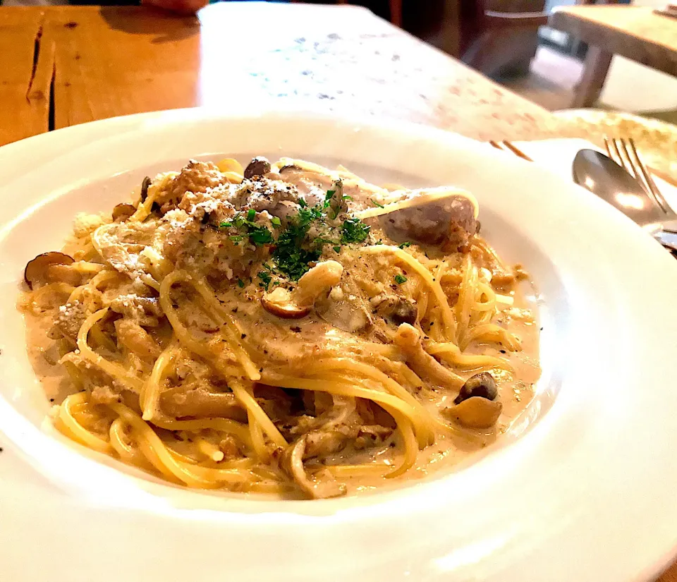 昼ごはん  こまつやのパスタランチ🍝イタリア産ソーセージと秋山郷のきのことポルチーニペーストのクリームソース|砂雪さん