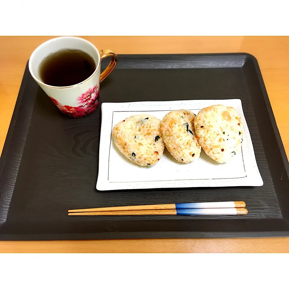 Snapdishの料理写真:残り物でおにぎり🍙 お昼ご飯💐|manamiさん