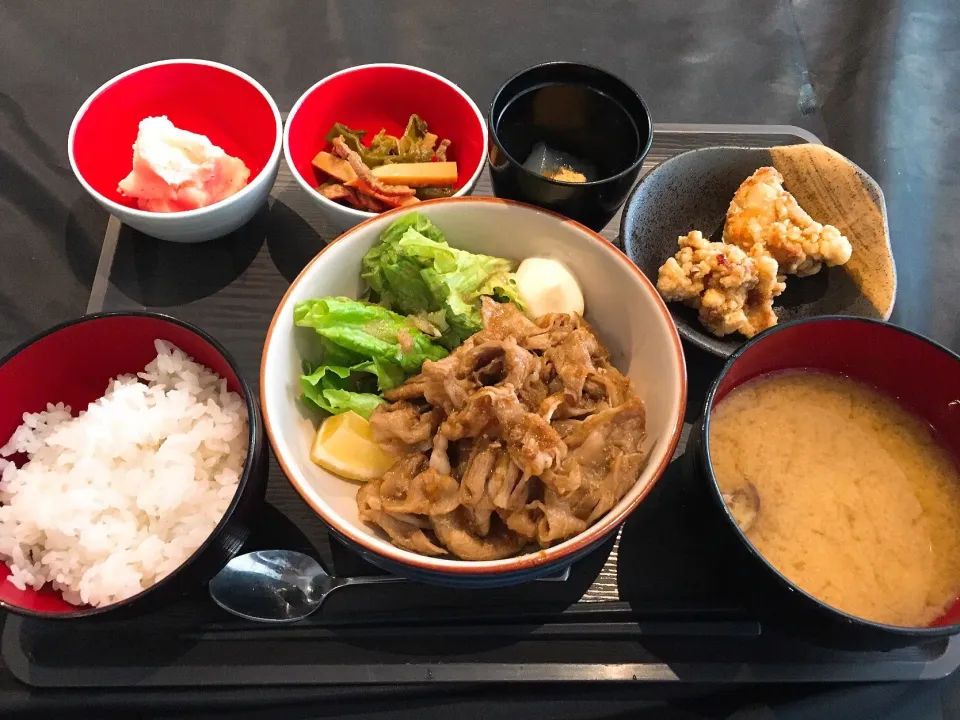 Snapdishの料理写真:京都ポークの生姜焼き定食|chan mitsuさん