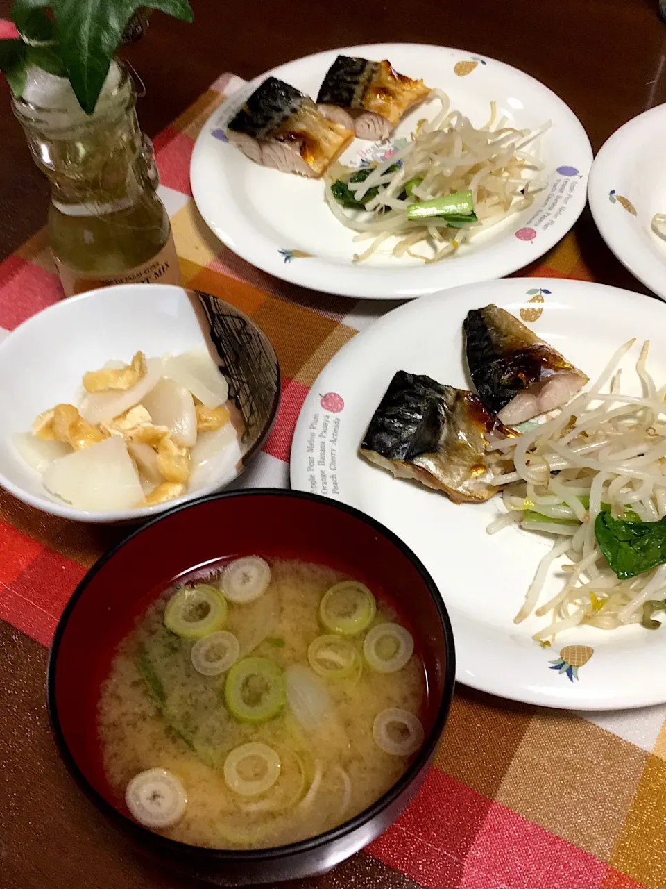 焼きサバとモヤシとカブの葉っぱの炒め物、カブと薄揚げの酢の物、けんちん汁|けもさん