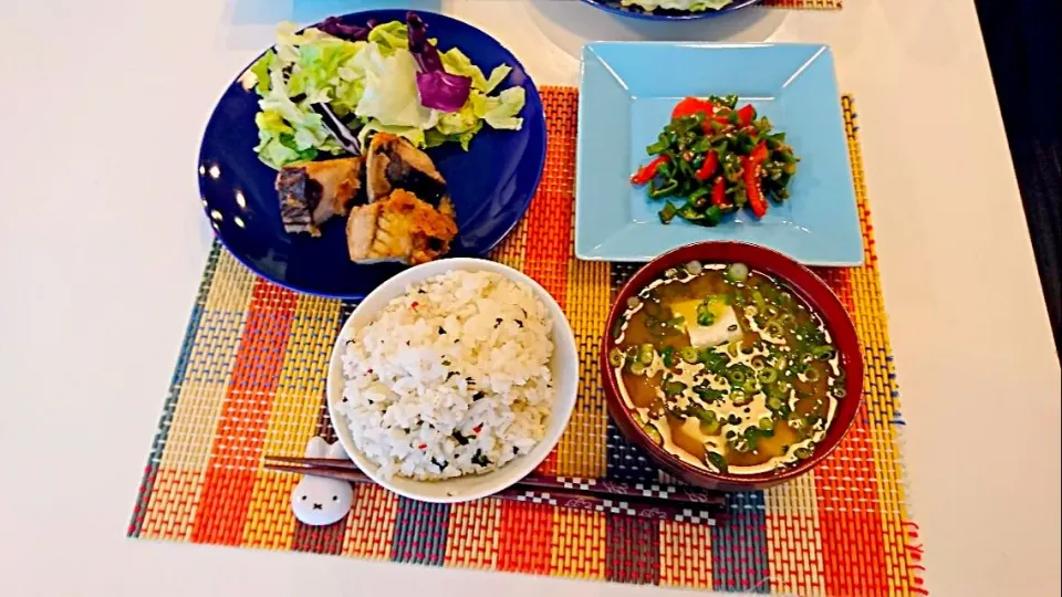 今日の夕食 かつおの唐揚げ、ピーマンの炒め物、わかめご飯、味噌汁|pinknari🐰🌈さん