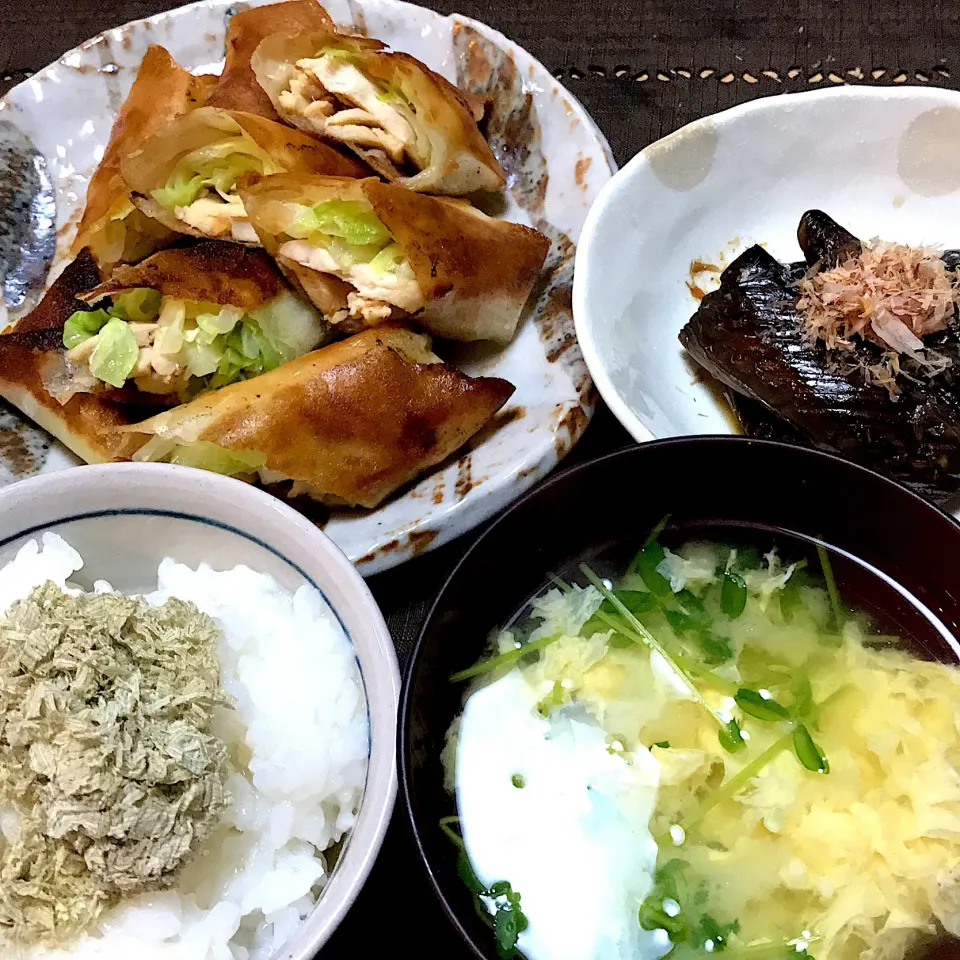 Snapdishの料理写真:サラダチキンとキャベツの春巻き
ナスの煮浸し
豆苗と卵の味噌汁|&しーさん