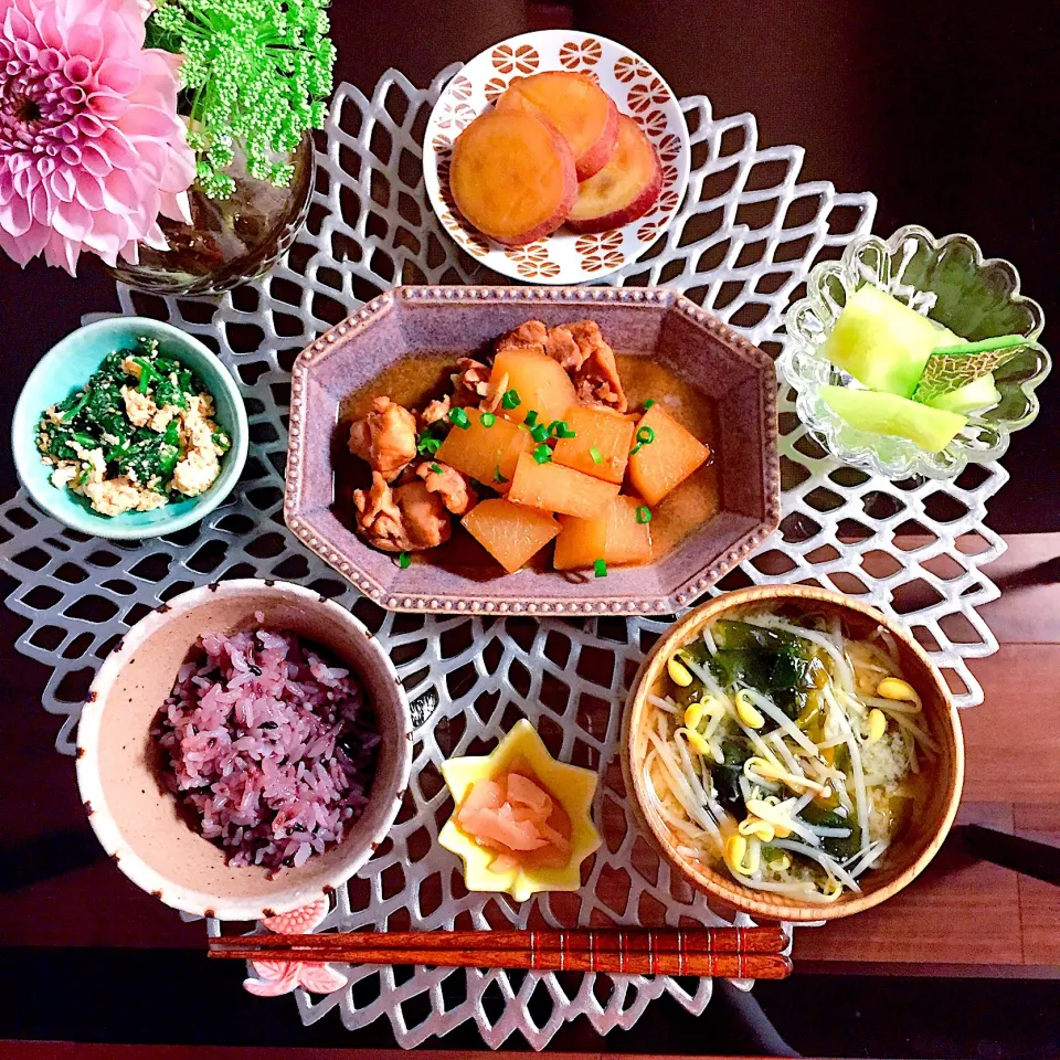 ⚘鶏肉と大根のやわらか煮
⚘ほうれん草の白和え
⚘さつまいもの甘煮
⚘豆もやしとわかめの味噌汁
⚘新生姜の甘酢漬け
⚘黒米ごはん|はらしおりさん