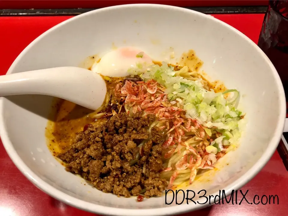 おどるタンタン麺 汁なし担々麺 白・細麺・レベル4・温玉|ddr3rdmixさん