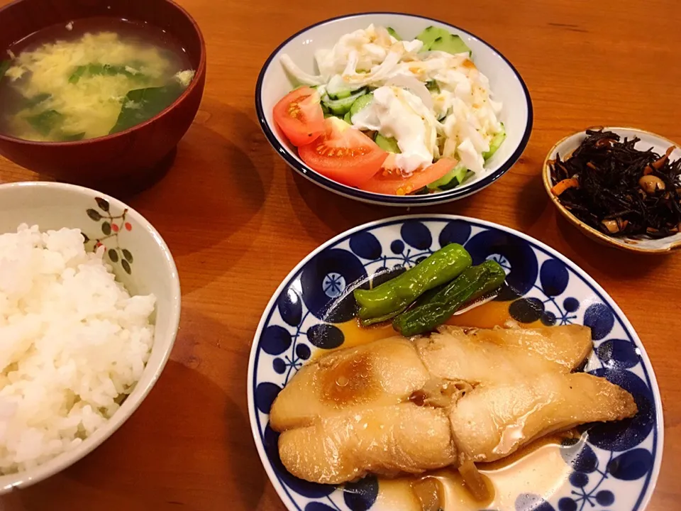 Snapdishの料理写真:18/05/16 カラスカレイの煮付 ひじき煮 ほうれん草と卵のスープ 玉ねぎヨーグルト＆きゅうり|ikukoさん