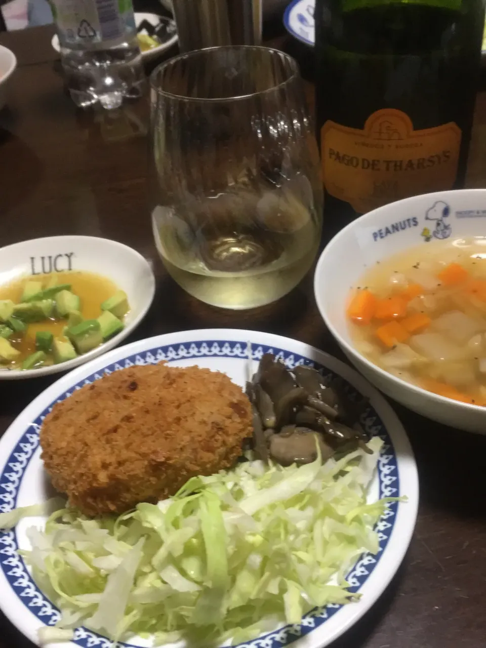 Snapdishの料理写真:コロッケとアボカドわさびドレッシング和えと野菜スープ🤗❤️|nikochanさん