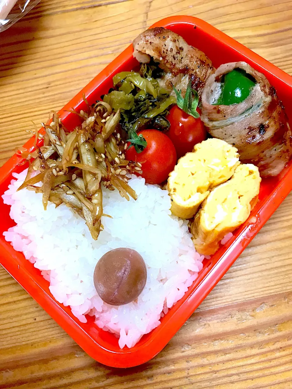 娘のお弁当🍱
#スマチー肉巻き
#熊本産新ゴボウのキンピラ
#高菜の油炒め
#卵焼き
#ミニトマト
 #自家製梅干し|misakoさん