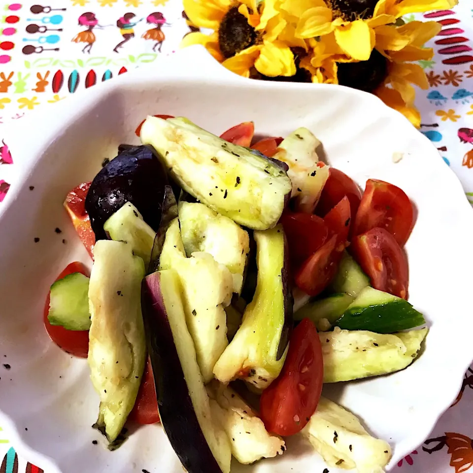 Snapdishの料理写真:水茄子と塩トマトのイタリアンサラダ🥗🇮🇹|noeさん