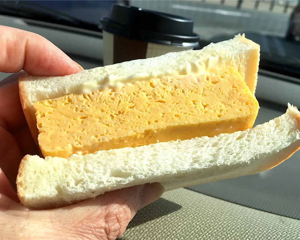 営業マンの朝ごはん☀️☀️☀️
厚焼き玉子サンド🥚🥚🥚|ぽんたさん