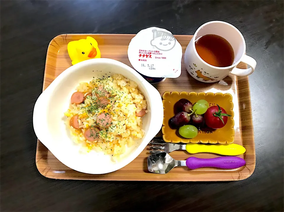 Snapdishの料理写真:5/16❁息子 お昼ごはん☀️
たまごチャーハン
プチトマト🍅
ぶどう🍇
鉄分ヨーグルト
麦茶|つんさん