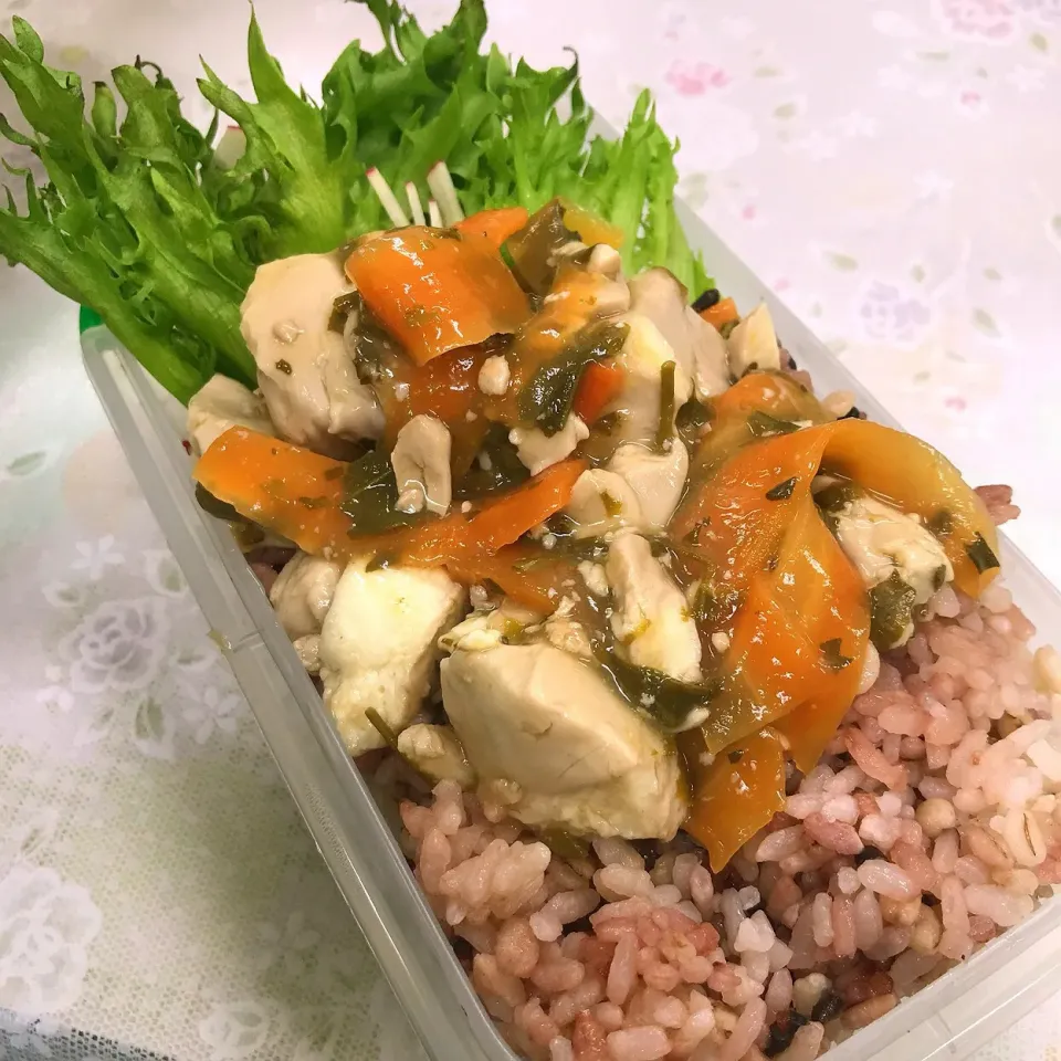 新茶の茶がらの豆腐あんかけ弁当。結構いける。|エノーラさん