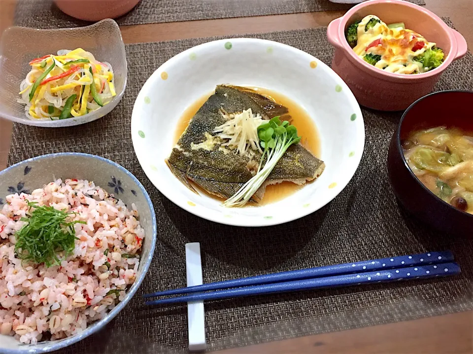 梅しそ混ぜご飯・かれいの煮付け・春雨サラダ・ブロッコリーとトマトのチーズ焼き・味噌汁|ごまたまごさん