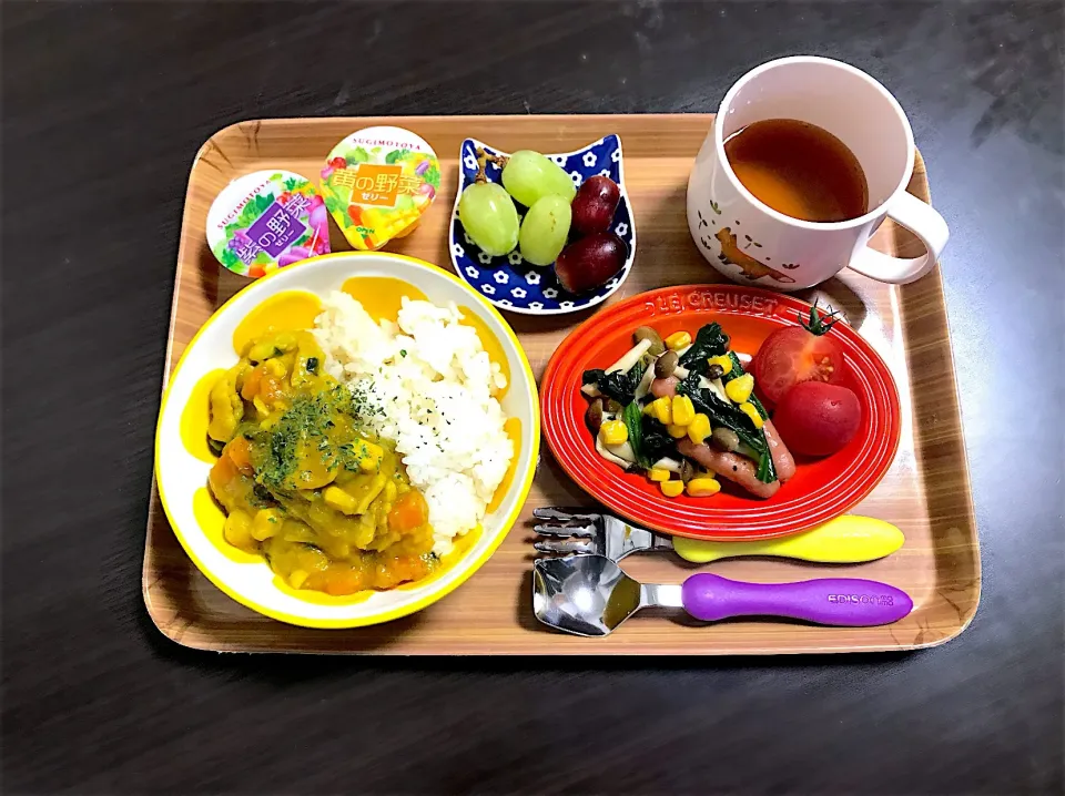 Snapdishの料理写真:5/16❁息子 夜ごはん⭐️🍴
ポークカレー🍛
しめじ・ポークビッツ・コーン・ほうれん草炒め
プチトマト🍅
ぶどう🍇
お野菜ゼリー
麦茶|つんさん