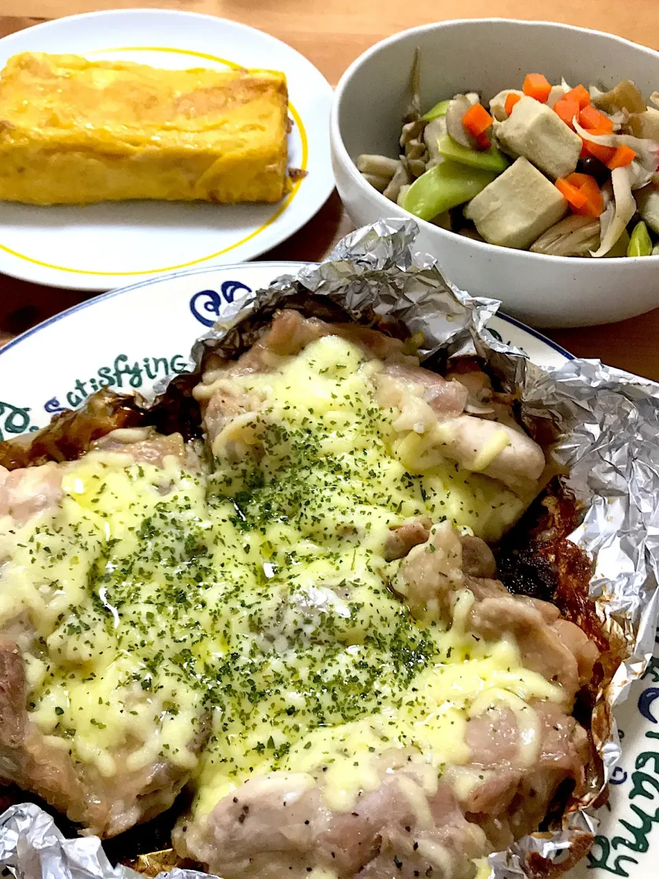 鶏もも肉のホイル焼き(チーズガーリック)🧀
高野豆腐🥕
玉子焼き🥚|gunlove❤さん