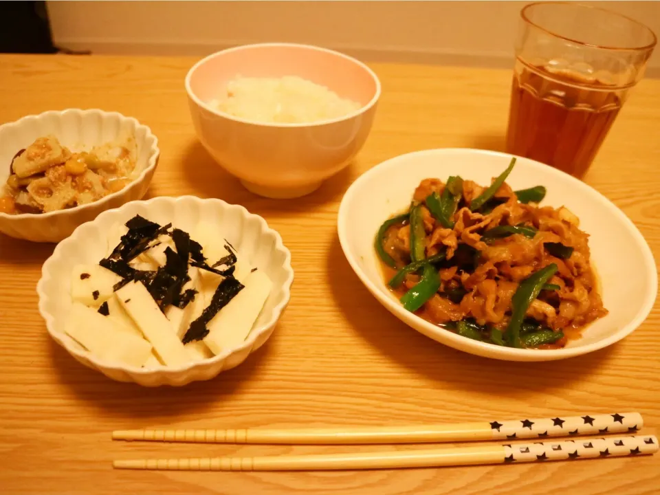 Snapdishの料理写真:豚とピーマンの醤油炒め、長芋、れんこんとミックスビーンズの胡麻和え|てほてんさん