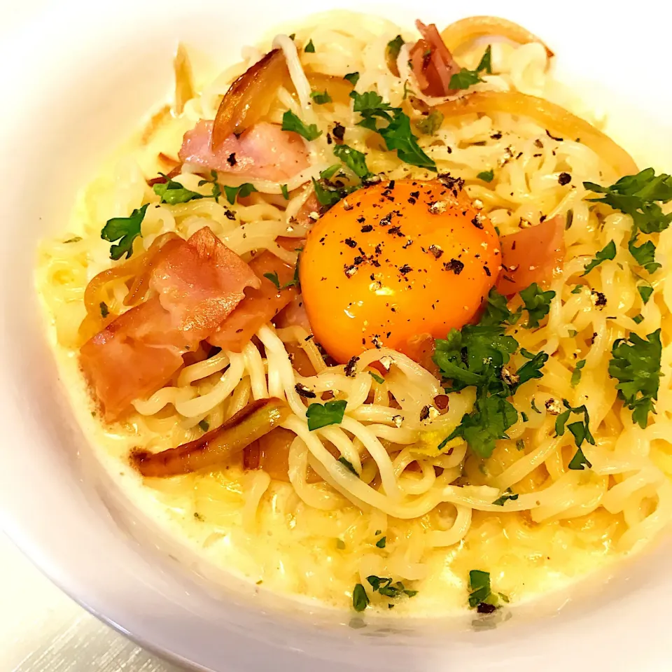 Snapdishの料理写真:サッポロ一番で塩ラーメンカルボナーラ|HALさん