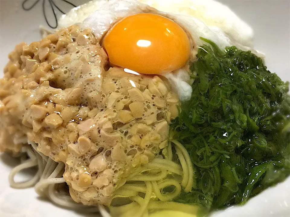 ネバネバ蕎麦。
手抜きの晩ご飯。|ゆきえさん