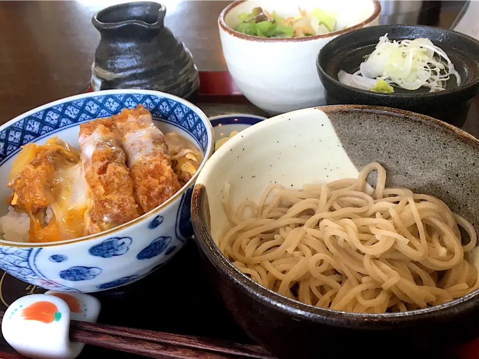 Snapdishの料理写真:営業マンの昼ごはん☀️☀️🔆                                    かつ丼ランチ|ぽんたさん