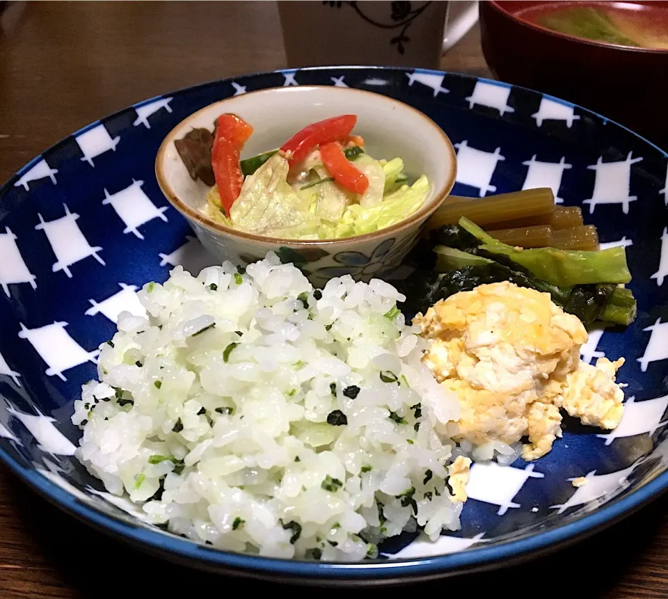 朝ごはん☀️☀️🔆
青菜ごはん  サラダ 豆腐卵 フキのきんぴら
ウルイとワカメの酢味噌和え
ウルイと揚の味噌汁|ぽんたさん