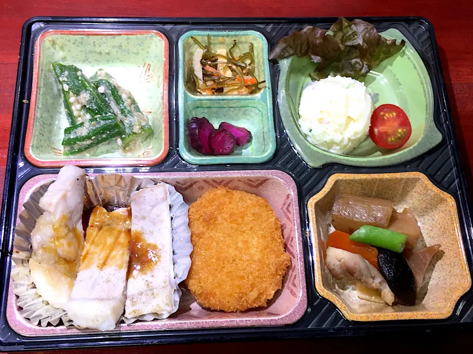 Snapdishの料理写真:ポークソテーステーキソース 日替わり弁当 豊川市豊橋市一部エリア宅配|Naokazu Kuritaさん