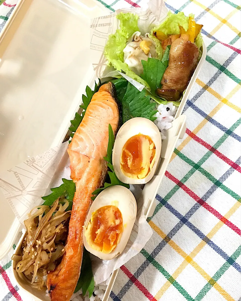 Snapdishの料理写真:今日のパパ弁当は焼き鮭がドンと乗ったお弁当💕|key♪さん