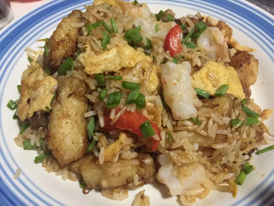 Snapdishの料理写真:Arroz Chaufa de pescado y langostinos|justo romeroさん