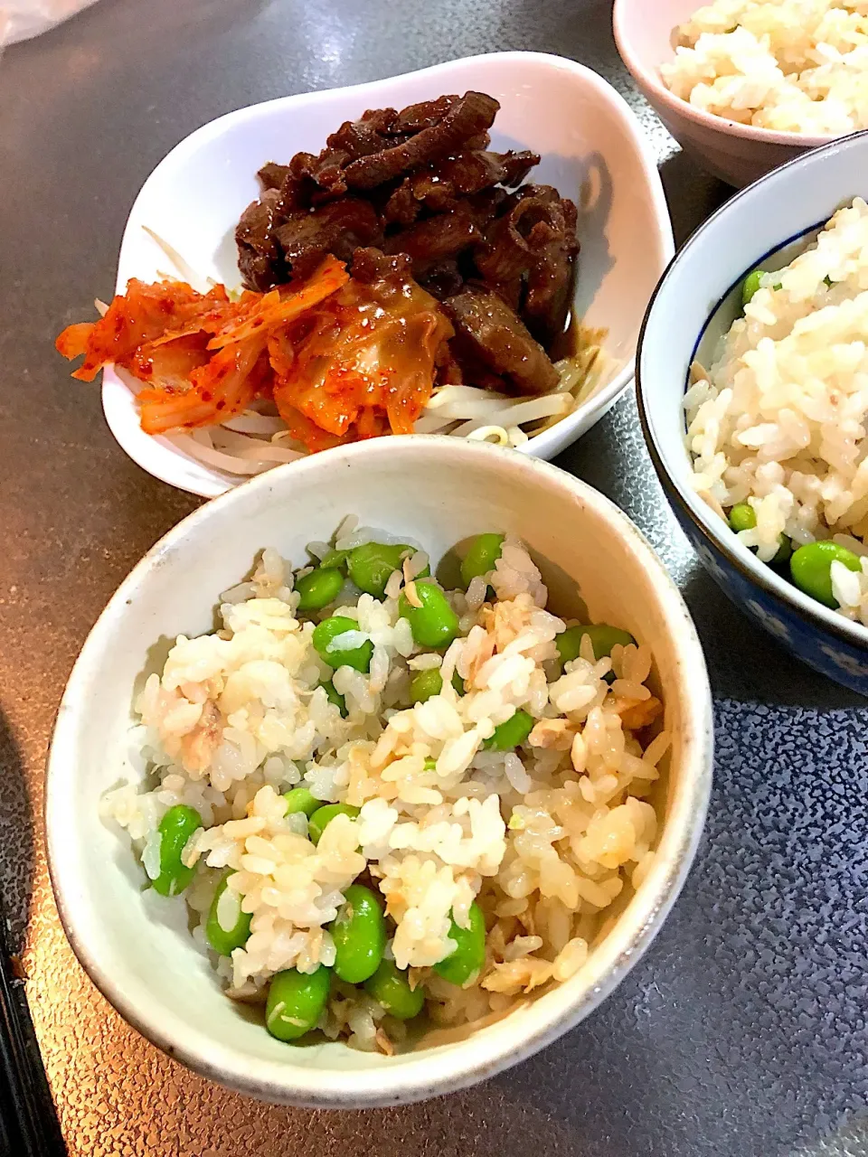 枝豆とツナの混ぜご飯、もやしとキムチ、牛タン|たびもかさん