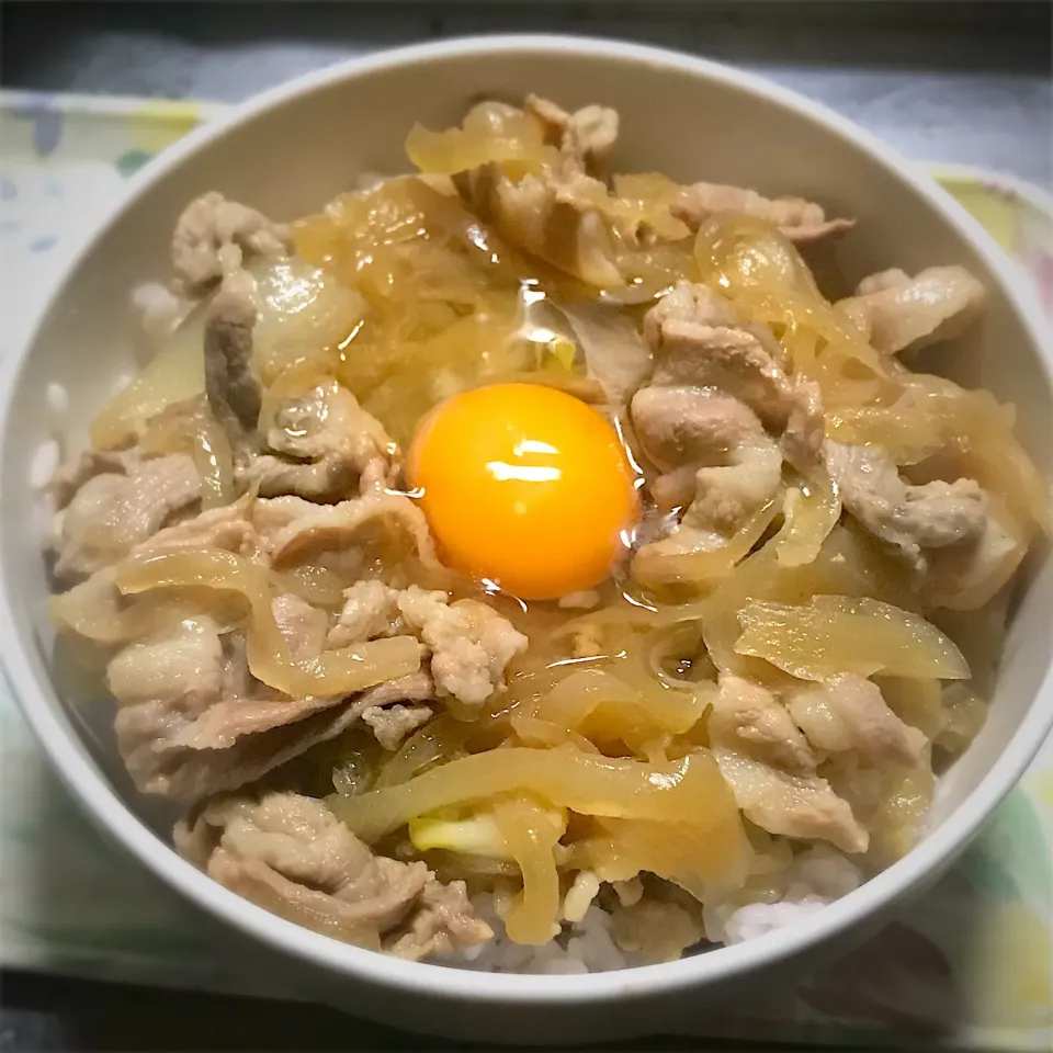 今夜は、水を使わず玉ねぎの旨味で煮込んだ豚バラ丼を頂きます🎉😋🎵|ギムレットさん