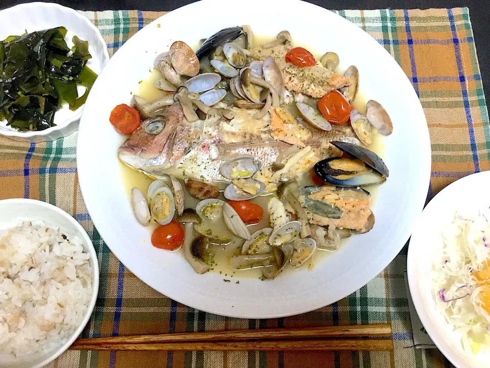 真鯛のアクアパッツァ🐟🍅🍷🍄🐚
焼きワカメ
ミックスサラダ🥗
雑穀ごはん🍚🥢|yumyum😋さん