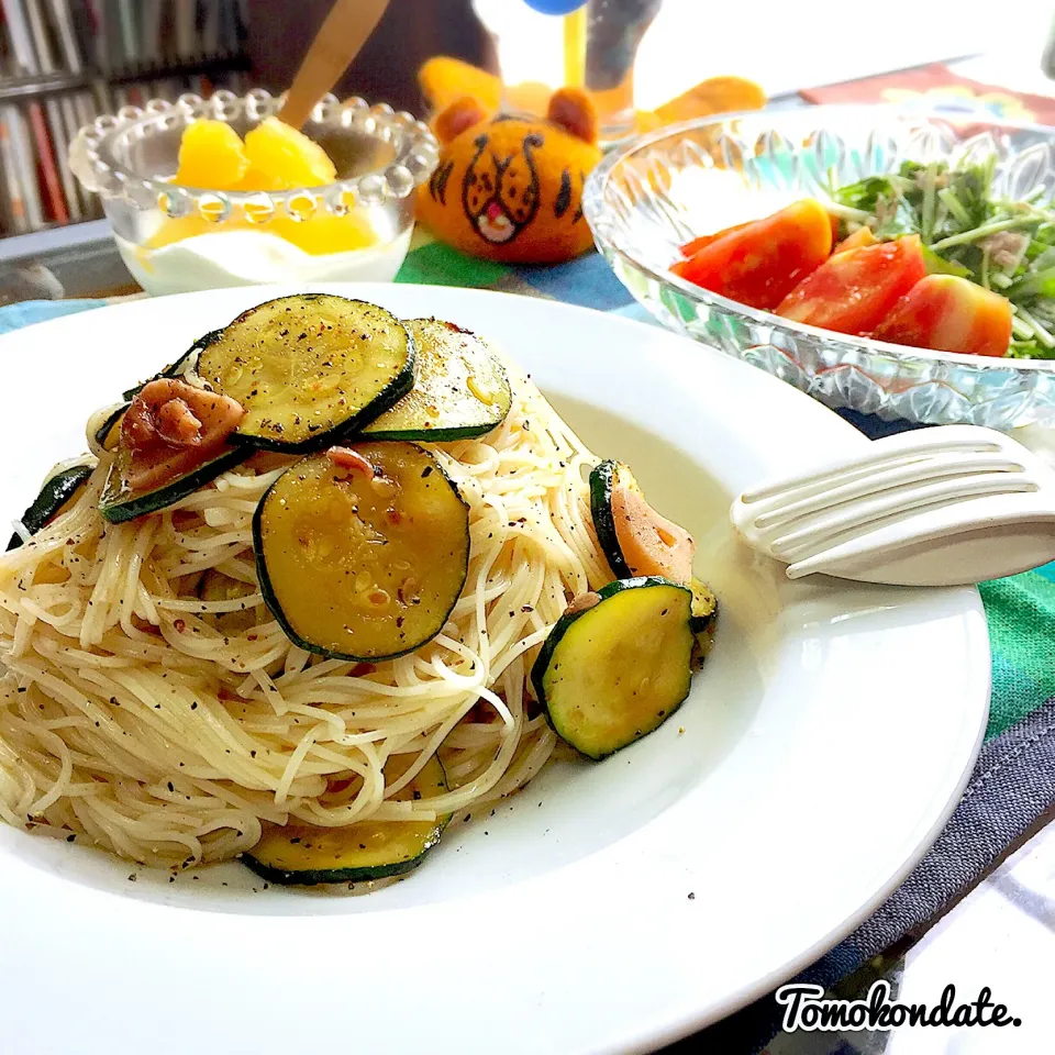 蛍烏賊のアヒージョの残り汁で冷製ズッキーニそうめん🥒♡|🇯🇵ともこちゃん。さん