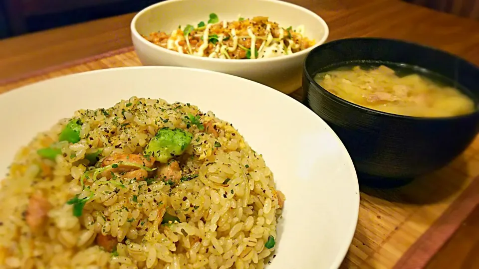 鶏肉とｱﾎﾞｶﾄﾞのﾆﾝﾆｸﾊﾞﾀﾎﾟﾝ炒飯～
の晩ごはん✨|kaz(*･ω･)さん