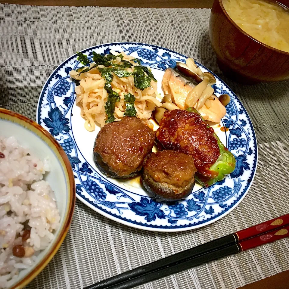 椎茸とピーマンの肉詰め、切り干し大根の明太バター和え、サーモンときのこの和風マリネ|たまさん