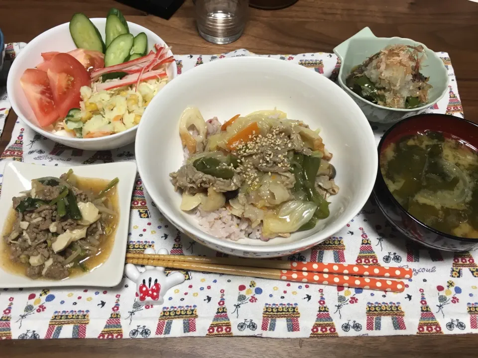 ＊中華丼
＊サラダ
＊なすとピーマンの煮びたし
＊小松菜と厚揚げの中華煮
＊玉ねぎとわかめのみそ汁|みきゃこさん