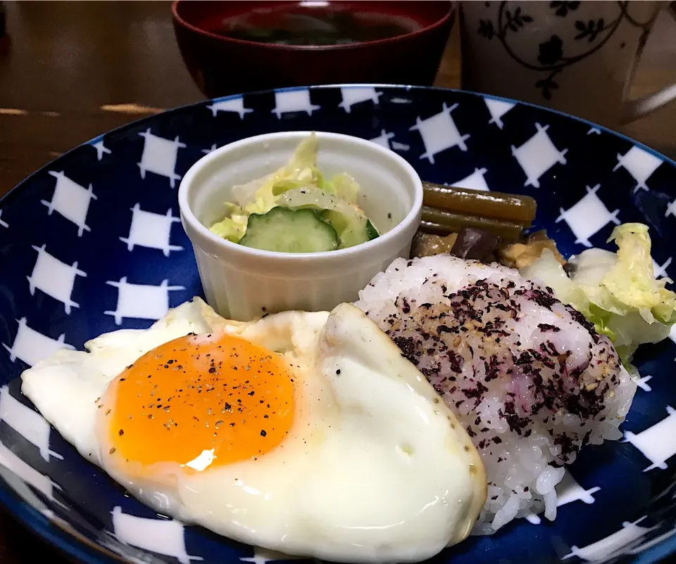 朝ごはん☀️☀️🔆
目玉焼き  サラダ  フキのきんぴら  白菜浅漬け
ゆかりごはん  ワカメスープ|ぽんたさん