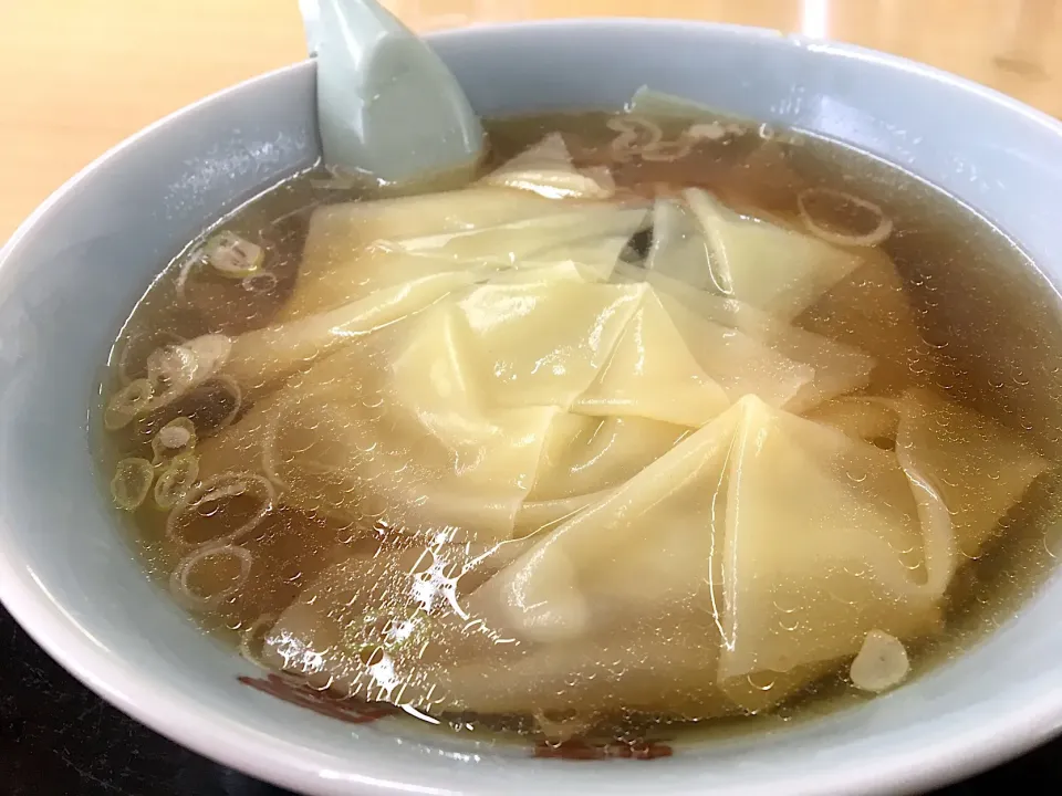 営業マンの昼ごはん☀️☀️☀️
ワンタンメン
まさかのアン無し皮だけワンタンメン😏
佐野ラーメンプラスひもかわといった感じ。
うまい！うまいが、肉入れて欲しい(゜〇゜)あーん
画像が笑える😁|ぽんたさん