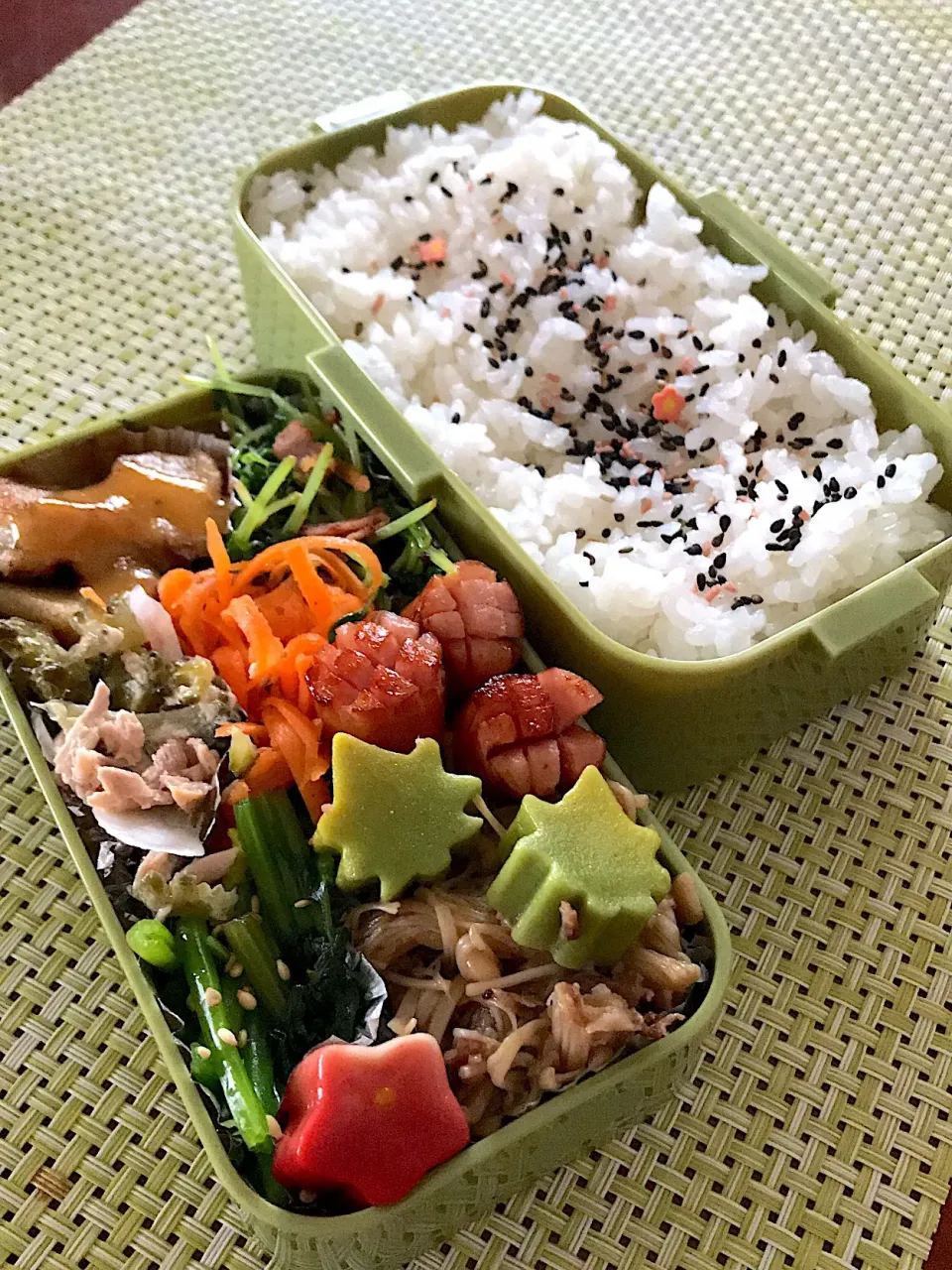 今日のお弁当🍱
牛肉ときのこの甘辛煮
季節を感じる
青もみじとつつじの生麩
粟麩の田楽

キャロットラペは
液体塩こうじをつかってみました

午後からは
雨が降ってきそう
忘れずに傘を持って🌂
気をつけて
いってらっしゃい👋😊|mokoさん