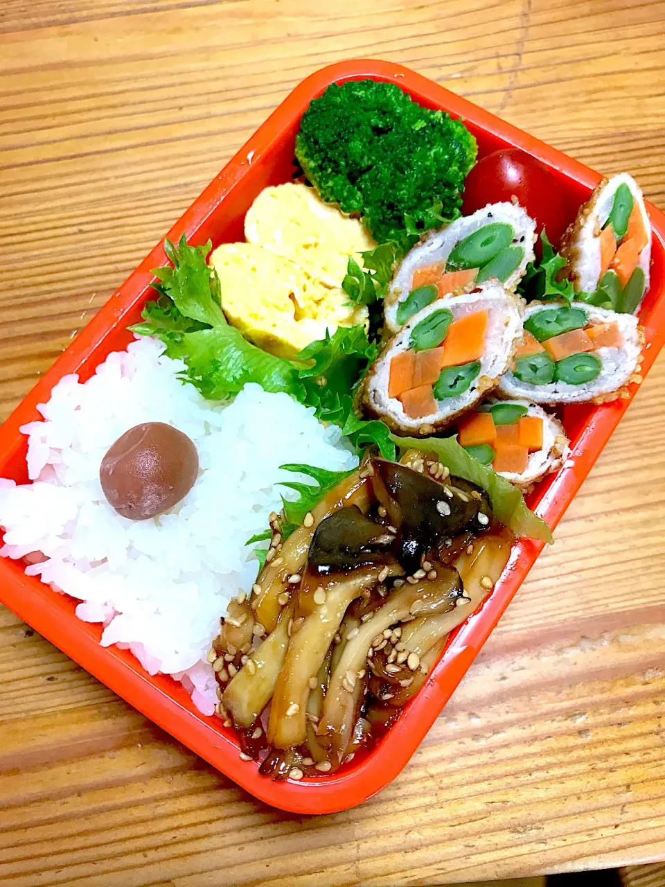 今日の娘のお弁当🍱
#人参インゲンの肉巻き
 #だしまき玉子 
 #エリンギソテー 
#ブロッコリー🥦
 #ミニトマト🍅 
 #自家製梅干し|misakoさん