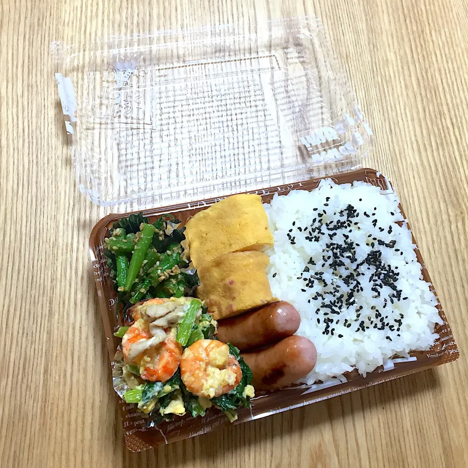 Snapdishの料理写真:金曜日の旦那さんのお弁当☺︎ #お弁当記録  #ウインナー #エビと小松菜と豚肉の塩炒め|むさけんさん