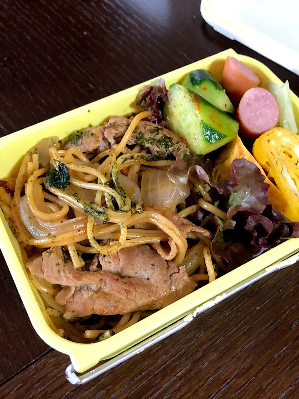 今日のお弁当
・焼きパスタ
・卵焼き
・ウインナー
・きゅうりの浅漬け
お米の精米してなくて
2日連続麺😂|優子さん